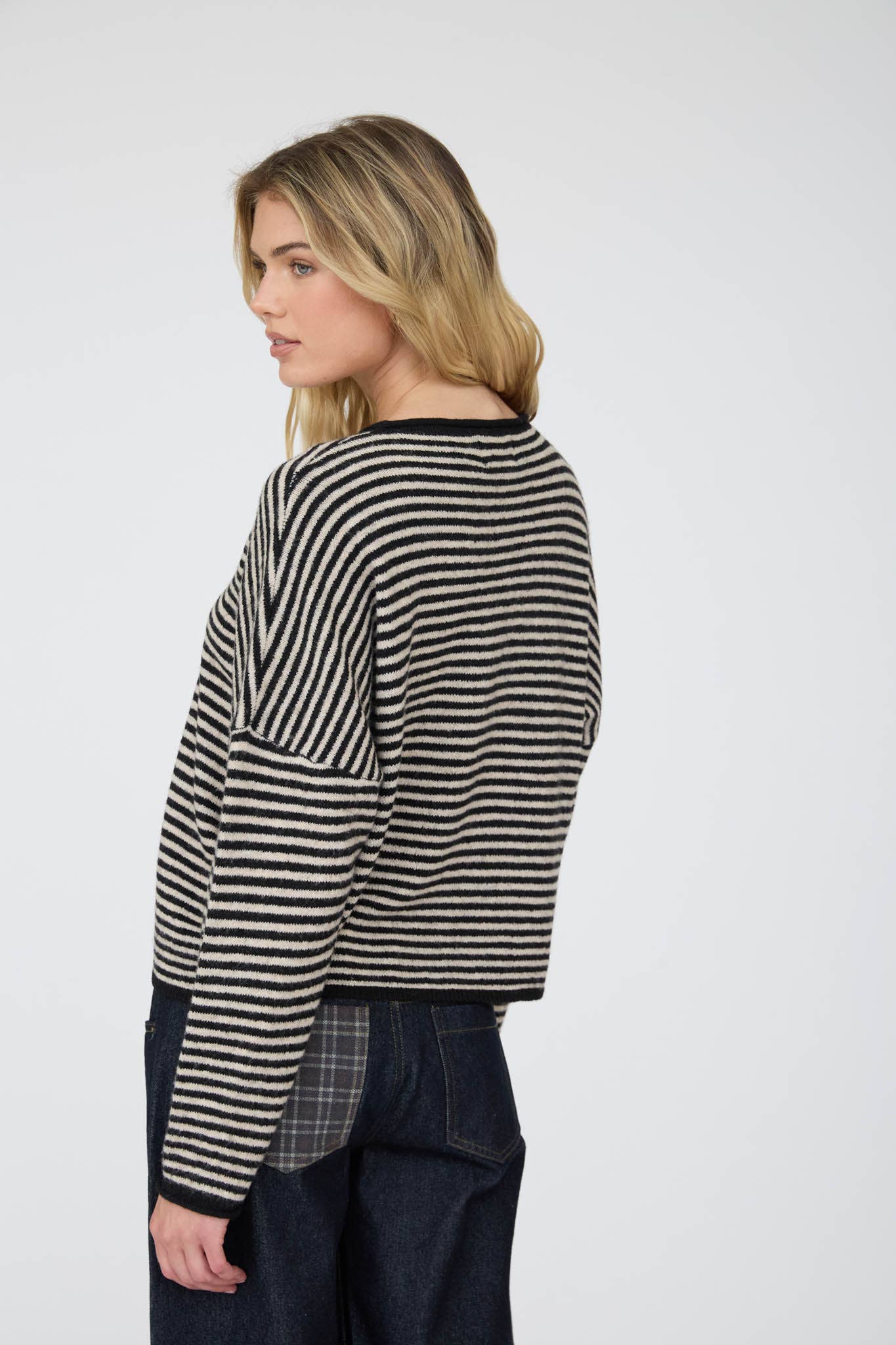 J.O.A STRIPE RAW EDGE BUTTON DOWN LONG SLEEVE CARDIGAN